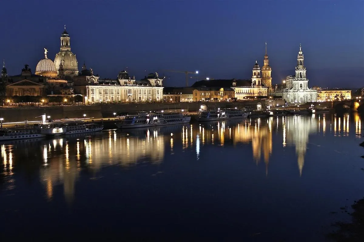 Luxus Im Zentrum Fuer 6 Personen! 3 Zimmer, Balkon, Wlan, Parkplatz Dresden