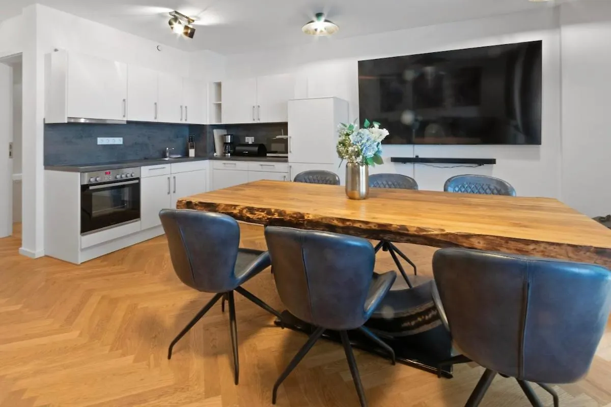 Luxus Im Zentrum Fuer 6 Personen! 3 Zimmer, Balkon, Wlan, Parkplatz contacts